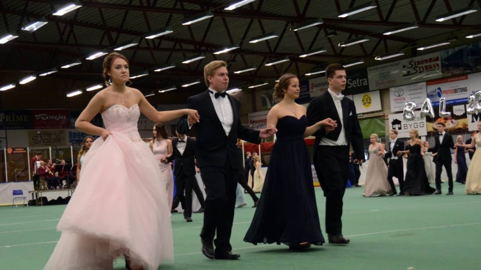 Att studenterna håller baldans i ishallen är en mångårig tradition. Nu är det dock oklart om dansen kan hållas i lokalen nästa vår. (Arkivfoto)