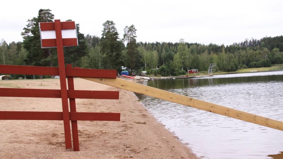 Gränsmarkeringen mellan camping och bostadsrättsförening kan inte hindra allmänheten från att bada och vistas på stranden.