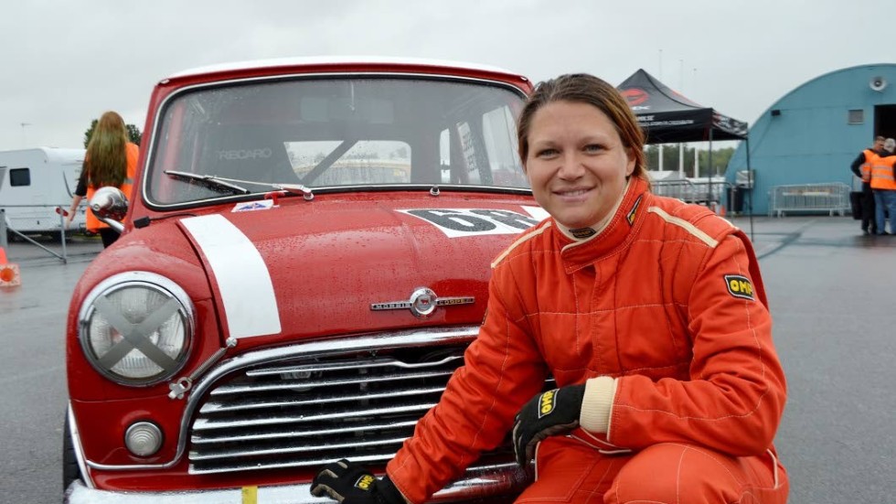 Gillar fart. Sissela Lidebjer från Skänninge tävlar i 1 000-kubikcupen med sin Morris Mini Cooper S.