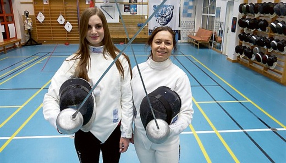 Linköpingsfäktarna Cecilia Lehrman, 17 år, och Kerstin Warvsten, 51 år, möttes nyligen i en final i en stor tävling och visade att ålder spelar mindre roll i sporten.