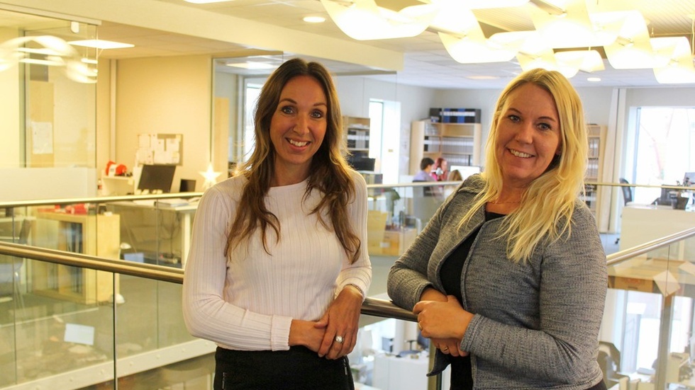 Carin Torngren och Marina Molin, gruppchefer Accountor Ekonomi & Rådgivning AB i Västervik, är glada över tillväxten inom företaget. Från 23 till 46 anställda på tre år. Foto: Lena Dahlberg