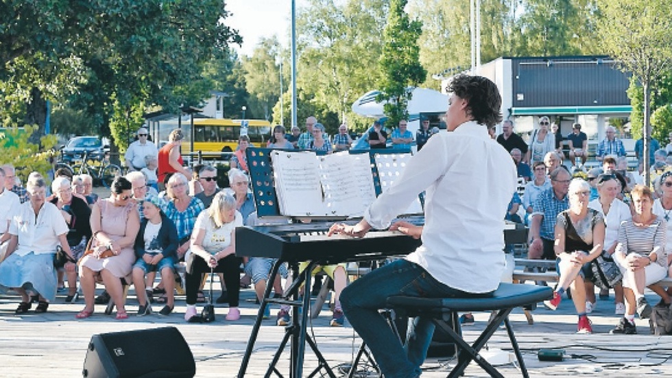 William Isaksson spelade vacker pianomusik under Sommartorget. Foto: Viktor Merell