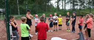 Full koncentration på tennisskola i Kisa