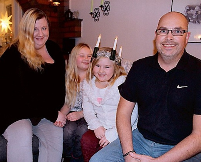 Hela familjen Westerdahl. Mamma Madelene, pappa Andreas och systrarna Julia och Emilia.