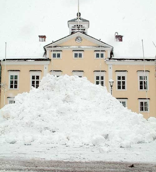 Torget i Vimmerby såg ut som mitt i smällkalla vintern med en jättelik snöhög framför rådhuset.