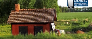 Personbil körde in i förrådshus