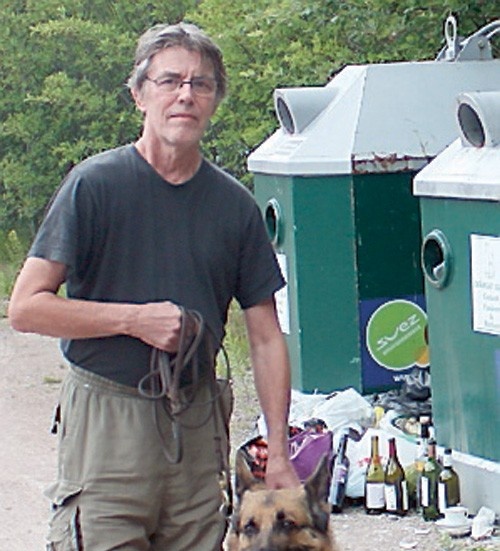 Jan Edgarsson går ofta på prommenad förbi återvinningsstationen, i sällskap med sin hund Ina.