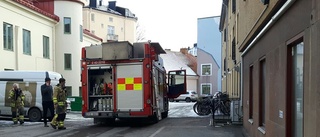 Rör sprang läck i flerfamiljshus