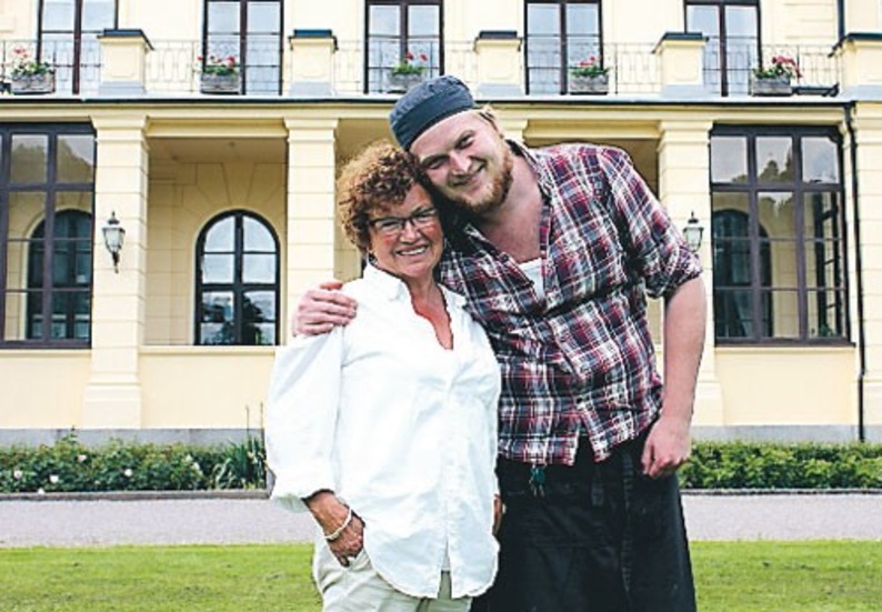 Elisabeth Magnusson och Emanuel Eriksson trivs bra bland bakverk och spännande historia.