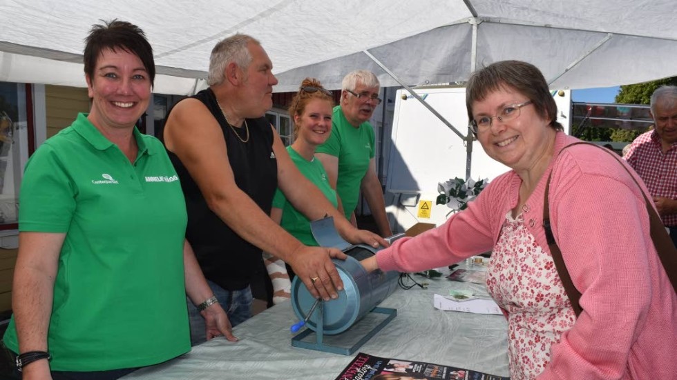 Eksjös kommunalråd Annelie Hägg sålde lotter för centern tillsammans med Lennart Nilsson, Hilda Ingvarsson och Tommy Ingvarsson.