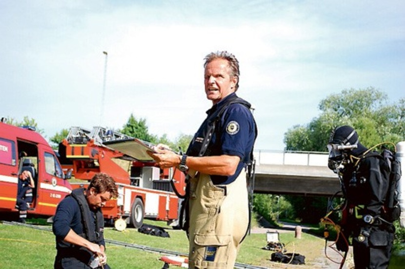 Ulf Andersson instruerar dykarna i hur de ska göra.