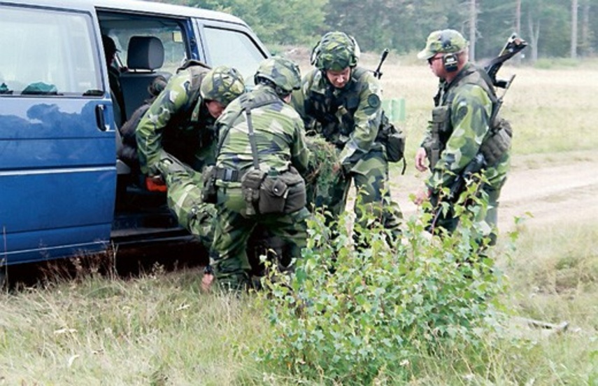 Sjukvårdare i full aktion under helgens övning på Ränneslätt.