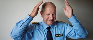 Polisen, var god dröj