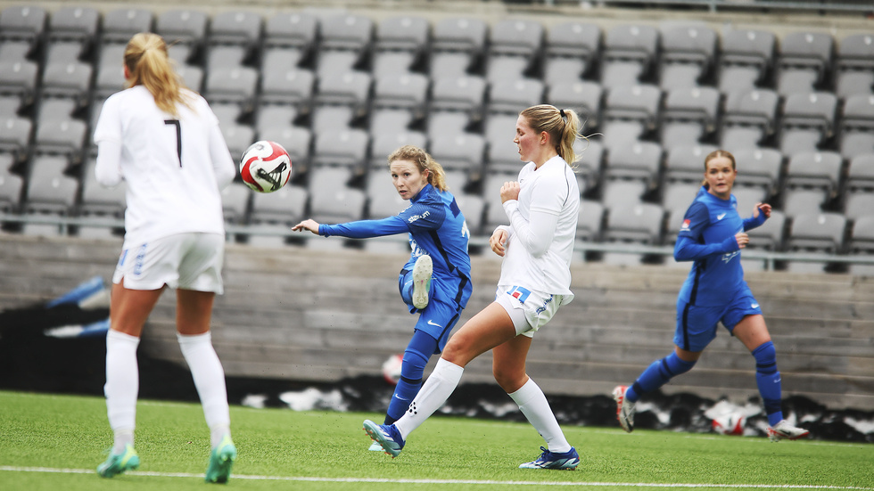 Nicole Robertson var på härligt spelhumör hemma mot Uppsala under lördagen. I bakgrunden syns Agnes Vigholm som åter gjorde en fin insats.