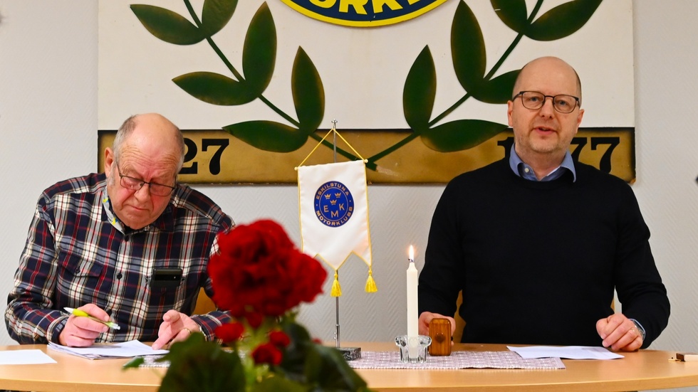 Jonas Lindfors (till höger) ordförande i Eskilstuna Motorklubb.