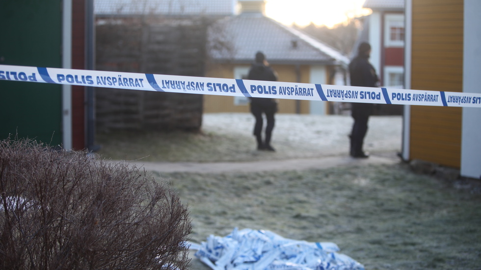 På en adress i närheten av explosionen i Strängnäs i början av februari i år finns det kopplingar till en person som både figurerat i sammanhang med kriminalitet och islamistisk extremism.
