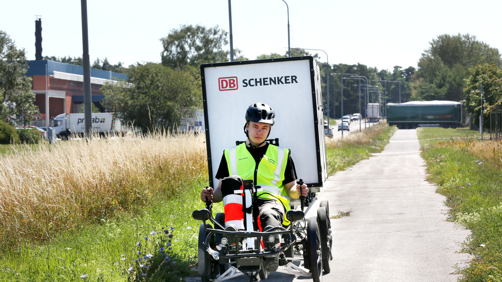 Schenkers minsta budbil är en elcykel ombygd till lastbil. Isak Wetterlund är förare och han tar sig fram betydligt lättare än vanliga fordon i trängseln.