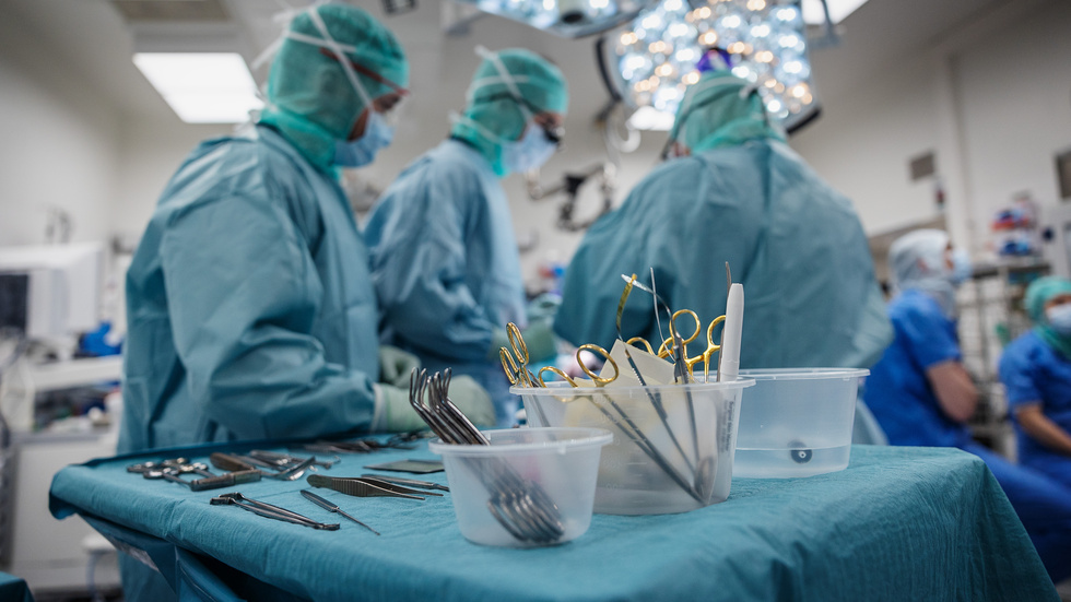 En flicka i de yngre tonåren genomgick en akut operation av en böld på Mälarsjukhuset i början av 2023. Närmare två år av besvär senare upptäcks att en liten dränageslang blivit kvar i såret och orsakat stor infektion och fistelbildning. Nu väntar minst en ny operation, och flickan kan få men för livet. Bilden är tagen vid ett annat tillfälle.
