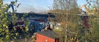 Stor utryckning efter industribrand: ”Brinner ordentligt”