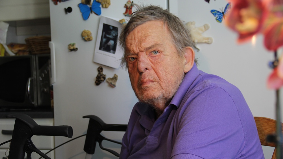 Rolf Jonssons inomhusrullator skadades i samband med branden som förstörde hela hans hem. Med bara en utomhusrullator kvar känner han sig instängd och begränsad i hur han kan röra sig.