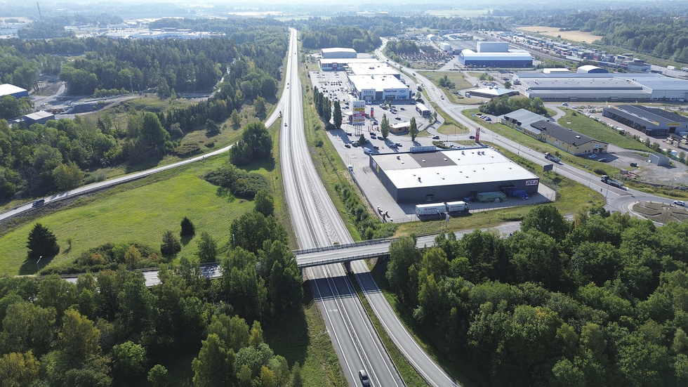 Det var när lastbilen passerade trafikplats 130, vid Folkesta på tisdagskvällen, som den utsattes för stenkastning.