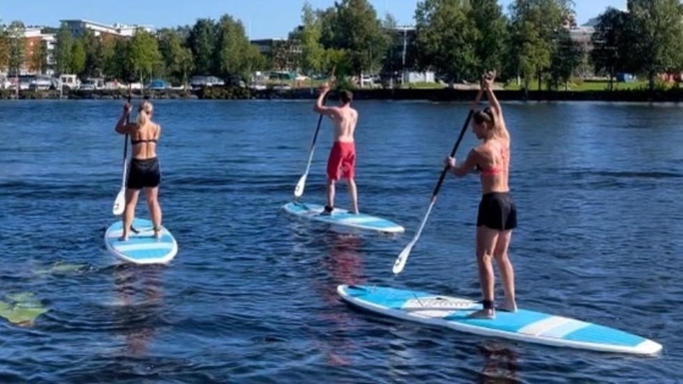 SUP, stand up paddle, innebär att man står upp på en slags surfingbräda och paddlar. Anette Strömberg, som driver Piteå SUP, tycker att ståpaddling passar alla som gillar vatten. 