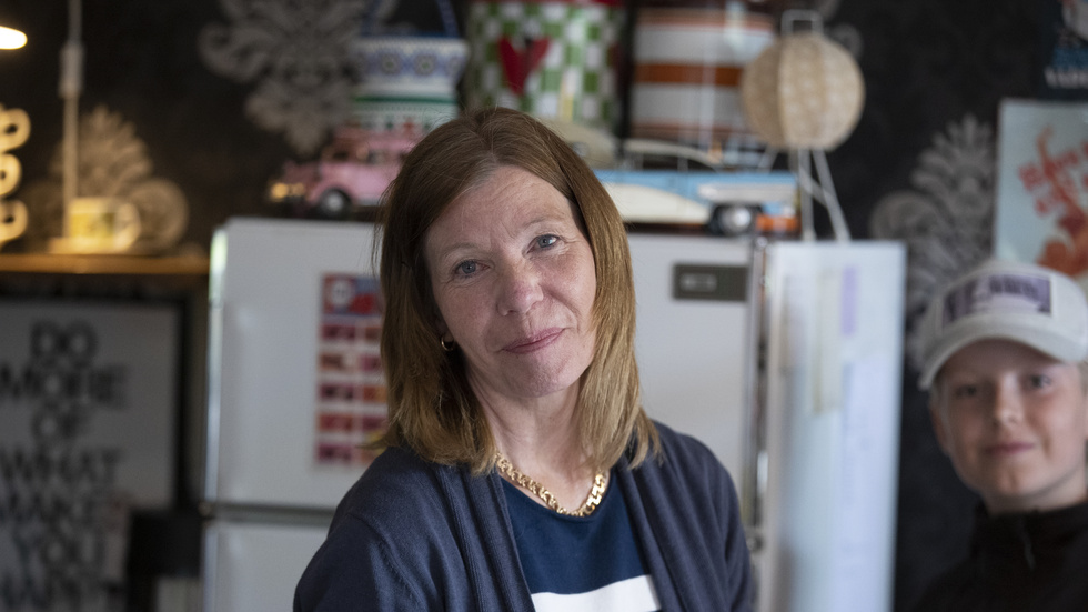 Annica Larsson som driver Café Mormor låter intäkterna från öppningsdagen gå till cancervården och cancerforskningen. Det här gör hon bland annat för att hedra sitt syskonbarn Roger Ahlqvist i Kiruna som är svårt sjuk i tjocktarmscancer. 
