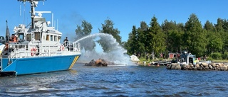 Båt började brinna i skärgården