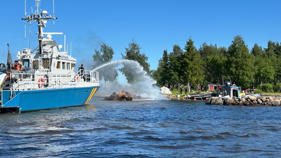 Båt i brand skärgården