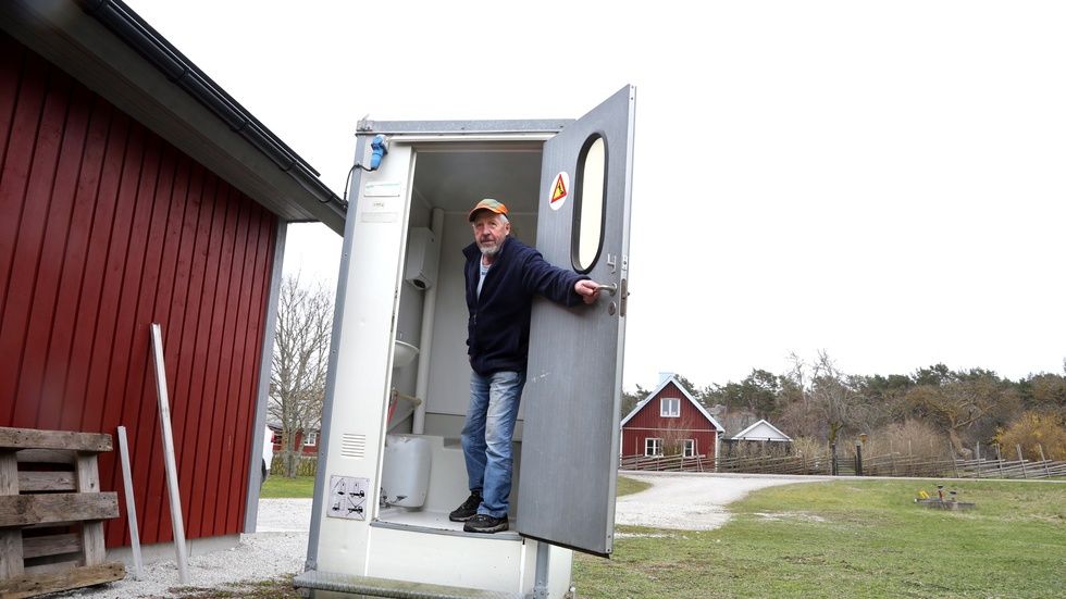 När regionen drog in sin toalett från Hallshuk har hamnföreningen tagit över ansvaret. Leif Karlström menar att en toalett måste finnas för den stora mängd besökare som kommer, för att undvika en sanitär olägenhet.