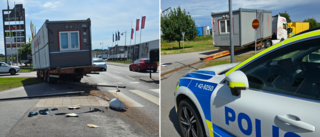 Lastbil tappade byggbod – påverkar trafiken