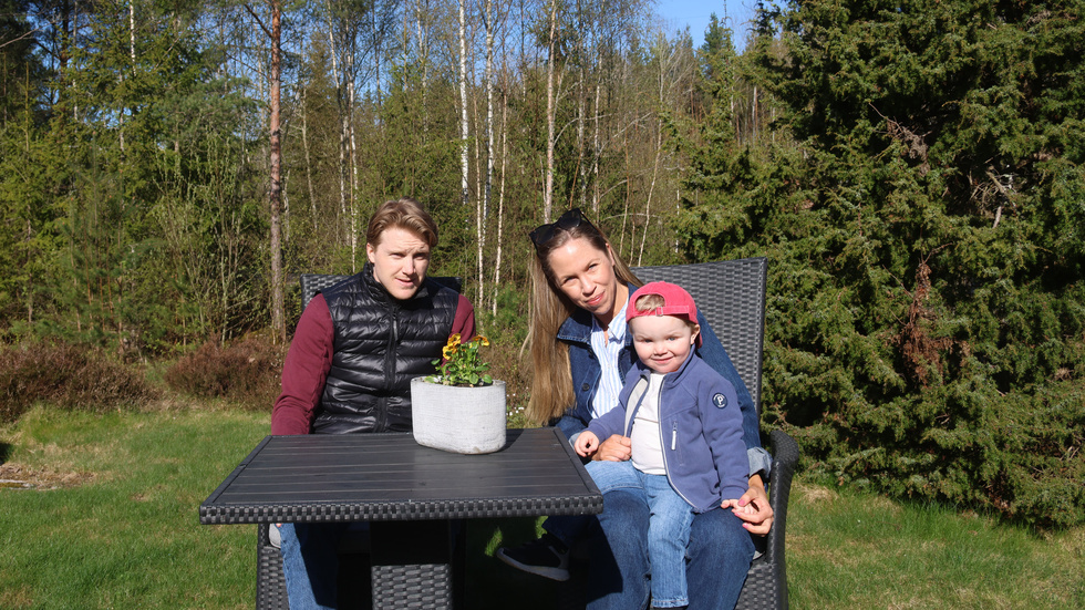 Sebastian Hartmann, sambon Martina Orebrand och sonen Elliot som fyller två år i augusti. Familjen är hemma och hälsar på Elliots mor- och farföräldrar i Uppsala.