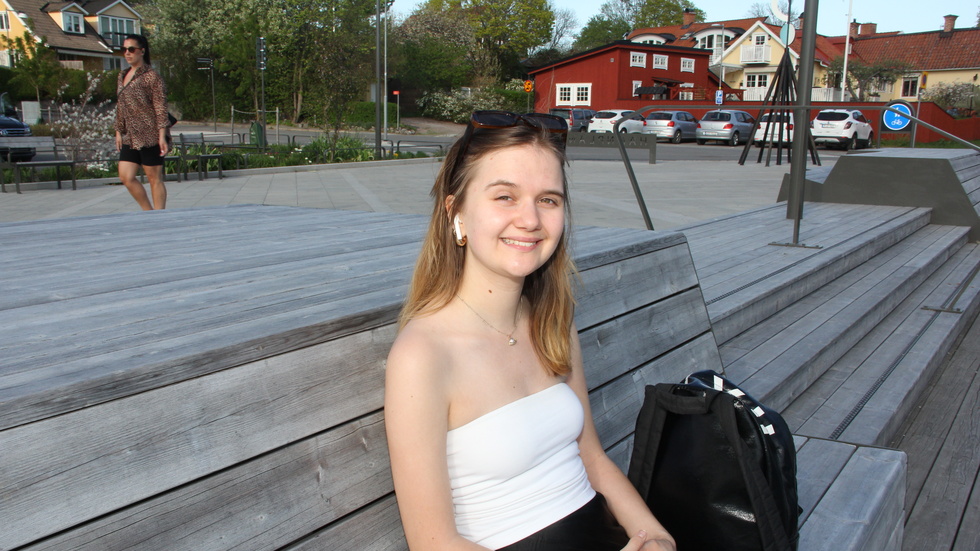 Ida Jordeskog, 22, gillar bänkarna på nya Hamnplan. Hon är en av dem som tycker att det skulle vara bra om det även byggs en restaurang här.