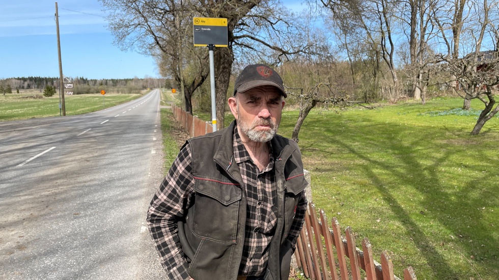 Fyra stolpar med vägbelysning släcktes, men nu vill Per Möller och de andta boende i Åby ta över driften för att få ljus.