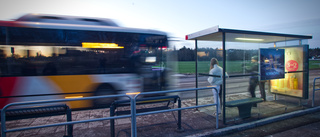 Överfulla bussar kör förbi hållplatserna – barnen kommer försent