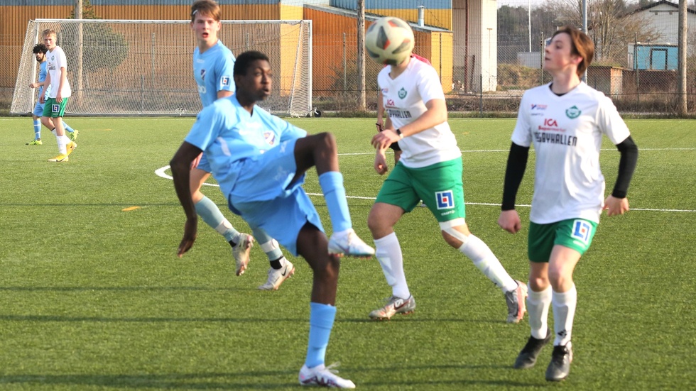 Tolu Ajuwa, här i IFK Visby-stället i en match mot Levide, bjöd på ett drömmål i Destination Gotland Cup.