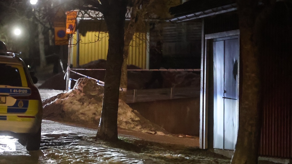 Någonting detonerade på tisdagsmorgonen vid en port till ett flerfamiljshus i Strängnäs.