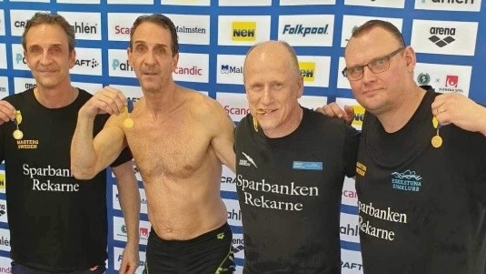 Mats Karlsson, Stefan Karlsson, Magnus Svensson och Kent Sahlin från Eskilstuna simklubb tog hem en av lagkapperna under den gångna helgens masters-SM i Munktellbadet.