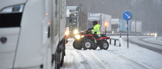 Trafikkaos – bandvagnar sätts in i snöovädret