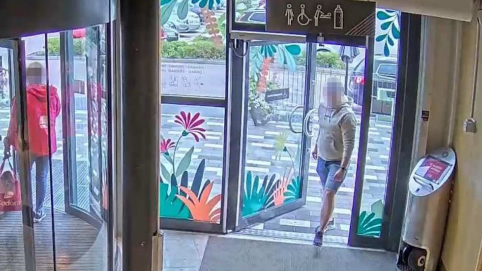 Det var i augusti förra året som polisen, en man  i 30-årsåldern, skulle handla byxor på Tuna park. I samband med byxprovningen ska han avsiktigt ha blottat sitt könsorgan för två butiksanställda. Nu döms han till dagsböter och förlorar även jobbet som polis.