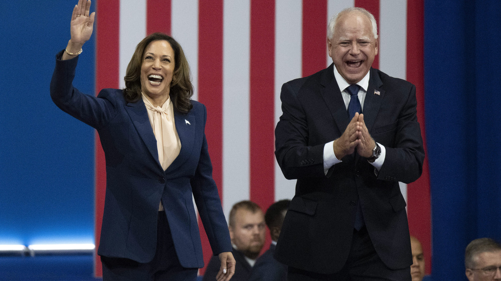 Kamala Harris har utsett Tim Walz från Minnesota till sin vicepresidentkandidat. Här ser vi dem på ett kampanjmöte i Philadelphia på tisdagskvällen. Folkbladets USA-krönikör Leo de Bruin tycker att Walz är ett klokt och "tryggt" val för Demokraterna. 