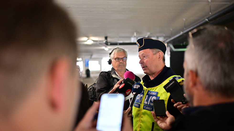 Polisens presstalesperson Thomas Fuxborg vid mordplatsen i parkeringsgaraget.