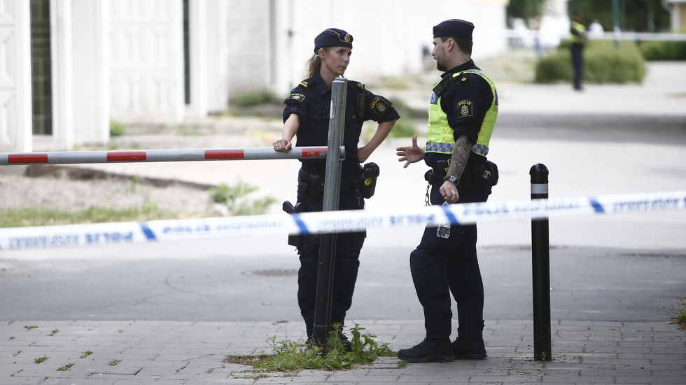 Natten mot måndag blev två män ihjälskjutna i en lägenhet i Hageby. Inom en halvtimme greps en 19-årig man misstänkt för inblandning. 19-åringen sitter nu häktad på sannolika skäl misstänkt för två mord och grovt vapenbrott.