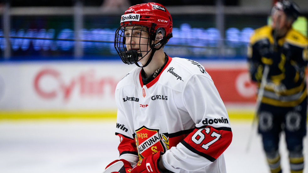 Filip Ekberg gjorde stor succé när han stod för ett hattrick i sin första match i allsvenskan. Nu lämnar forwarden Ais, förmodligen för spel i kanadensiska juniorligan.