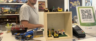 Har flera miljoner bitar lego – och öppnade butik