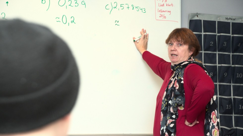 Theresa Palo håller undervisning i matematik på Svansteins skola Diamanten. 
