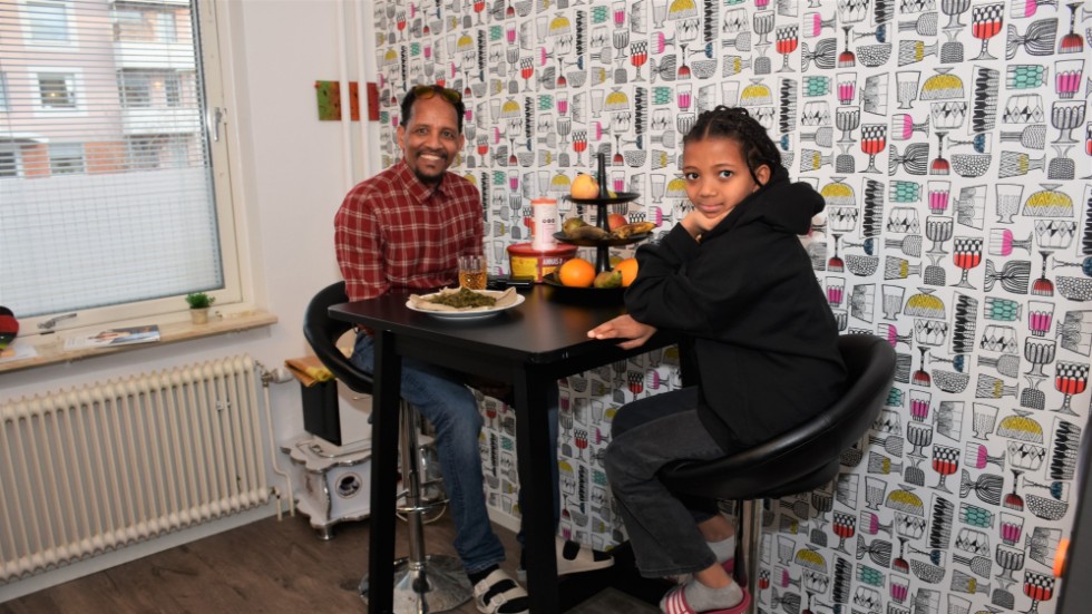 Mehretab Tesfay och dottern Melat kan andas ut i sitt nya boende. Melat ville inte flytta från Kiruna och nu har familjen lyckats köpa en lägenhet.