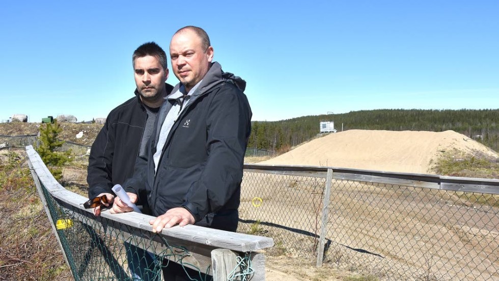 Nedläggning av tävlingar. Peter Sirugo och Mikael Gunnard tycker att avgiften för ambulanshyran är för hög. " Någoting måste hända, annars måste vi lägga ned", säger Peter Sirugo.