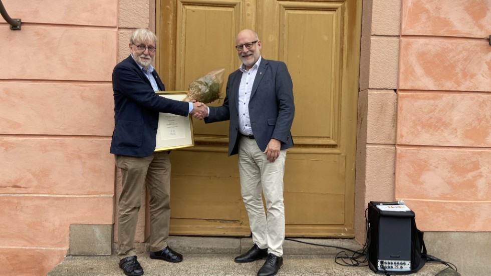 Landshövding Stefan Attefall, till höger, presenterar årets hedersupplänning – Ulf Landegren. 