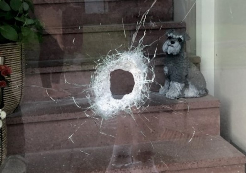 En ruta till ett trapphus träffades i skottlossningen.
